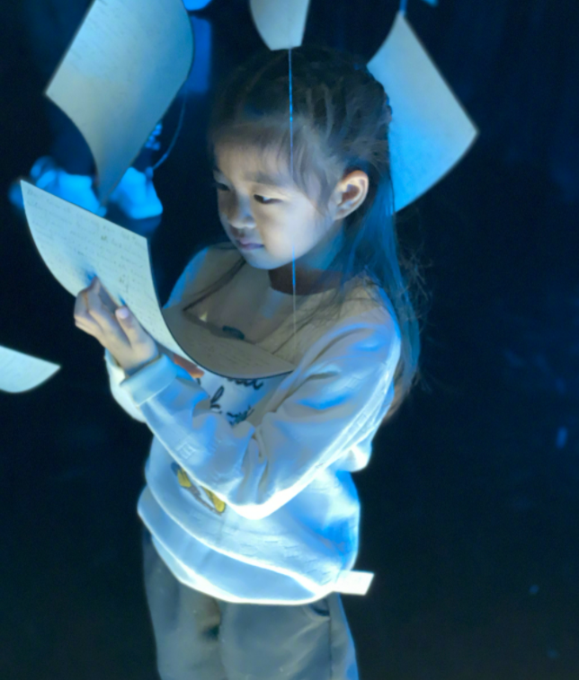 章子怡晒出游照，全家抱团取暖，继女小苹果坐中间家庭地位提升