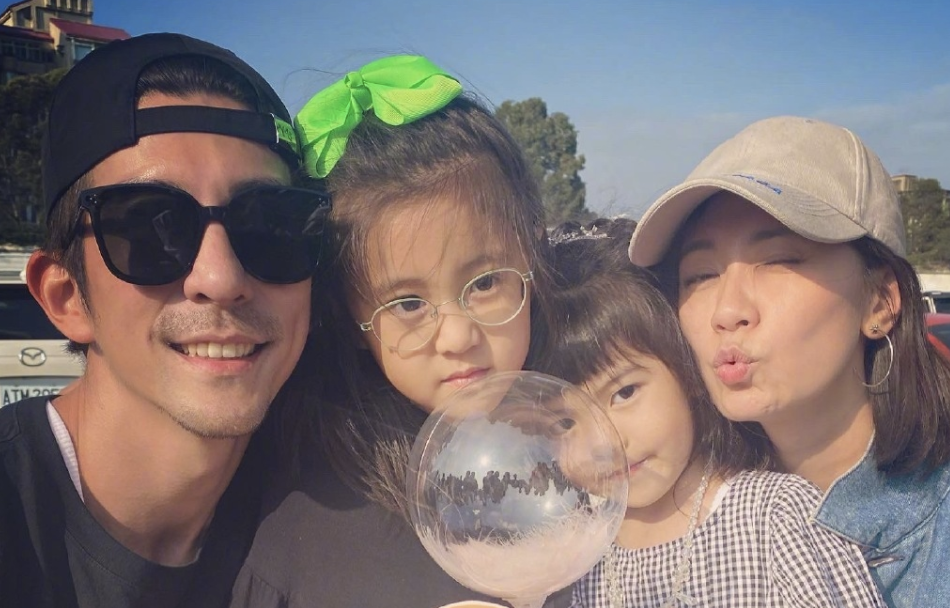 咘咘凌晨五点多起床做功课，戴着眼镜超专注，贾静雯却反而不适应