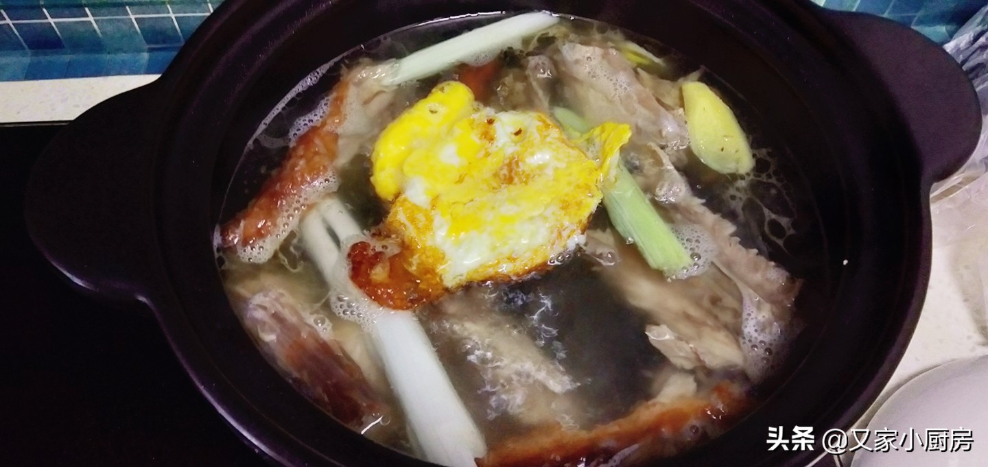 一款特适合秋冬季给家人食补的鸭架汤，补肺润燥、健脾养胃又不腻