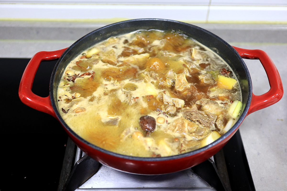 红烧牛肉别老用土豆，三伏天解馋要放它，1元1斤水灵灵不上火