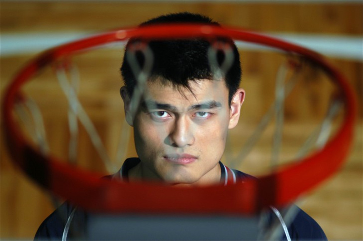 姚明为什么提前退役？麦迪说出了答案：因为一人毁了他的职业生涯