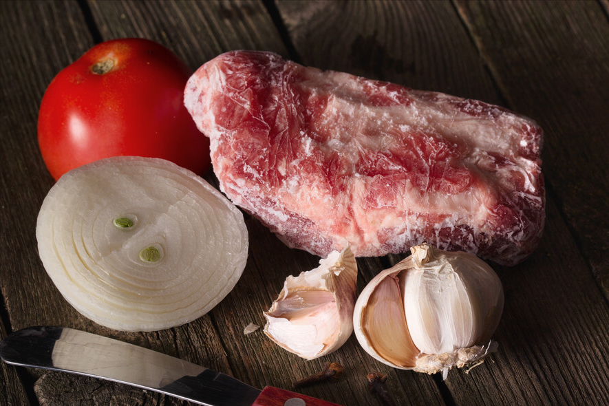 别再用热水解冻肉了，老师傅教你2招，10分钟解冻，肉质很新鲜