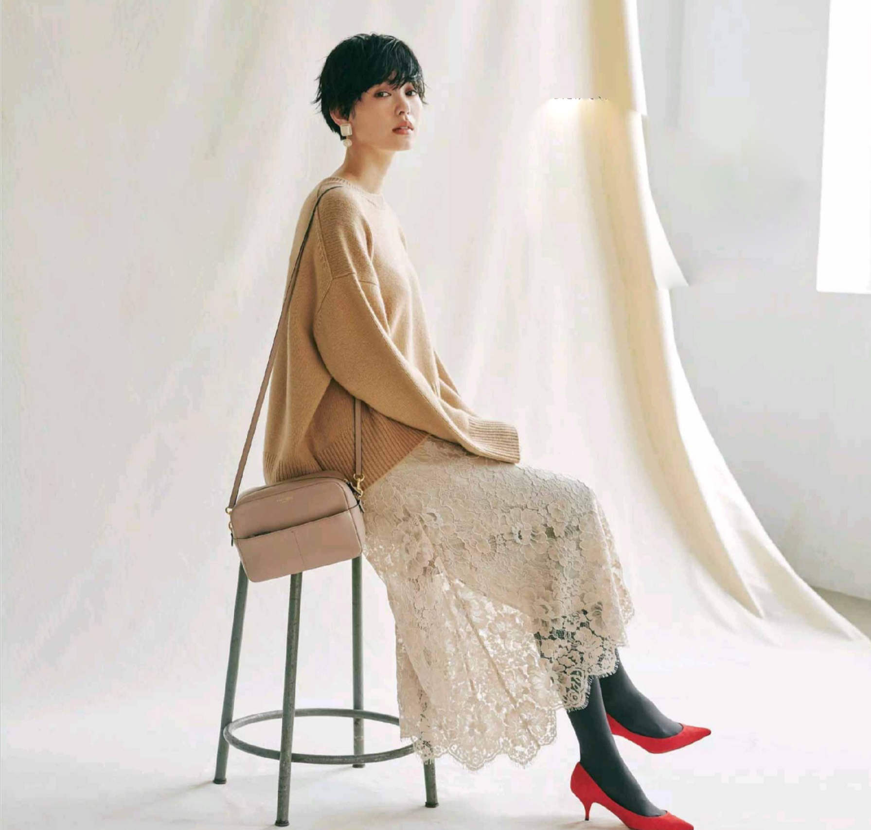 冬季火了一组搭配，叫"打底裤+高跟鞋"，显高保暖又优雅