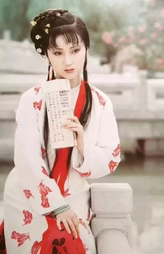 一,古代女子是一手双戴玉石手镯在红楼梦这部剧中,林黛玉就是在一只手