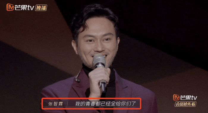 网友偶遇仙靓夫妇就餐，张智霖微笑有亲和力，袁咏仪托腮状态少女