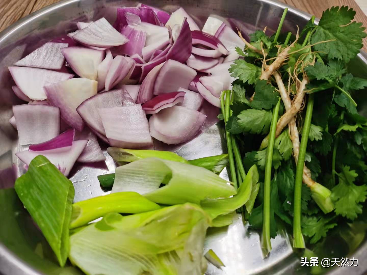饭店的洋葱拌木耳是怎么做出来的，告诉你步骤和技巧，收藏好哦