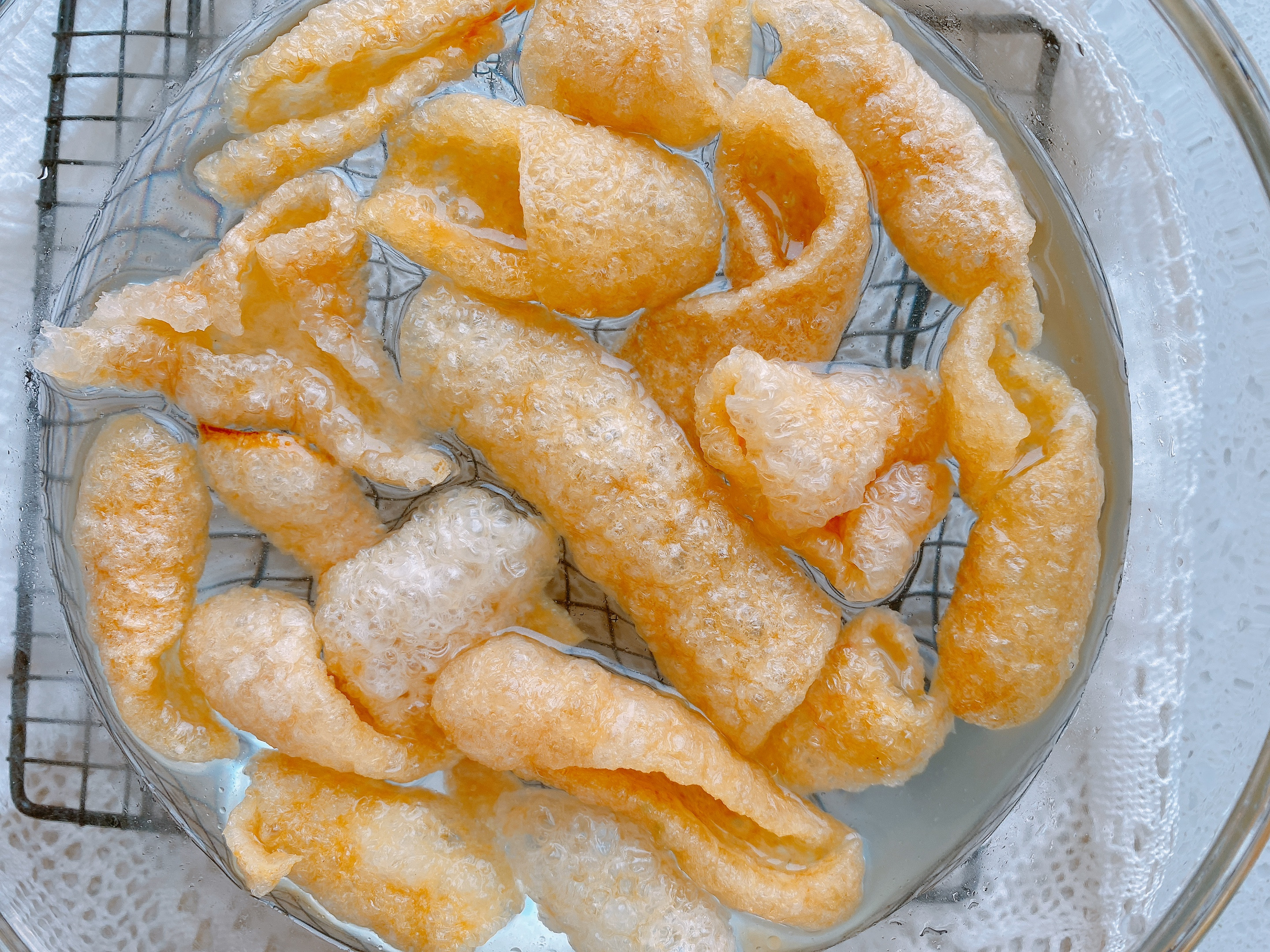 猪皮这样做太香了，加点白菜，吸饱汤汁咸香入味，爽滑劲道超下饭