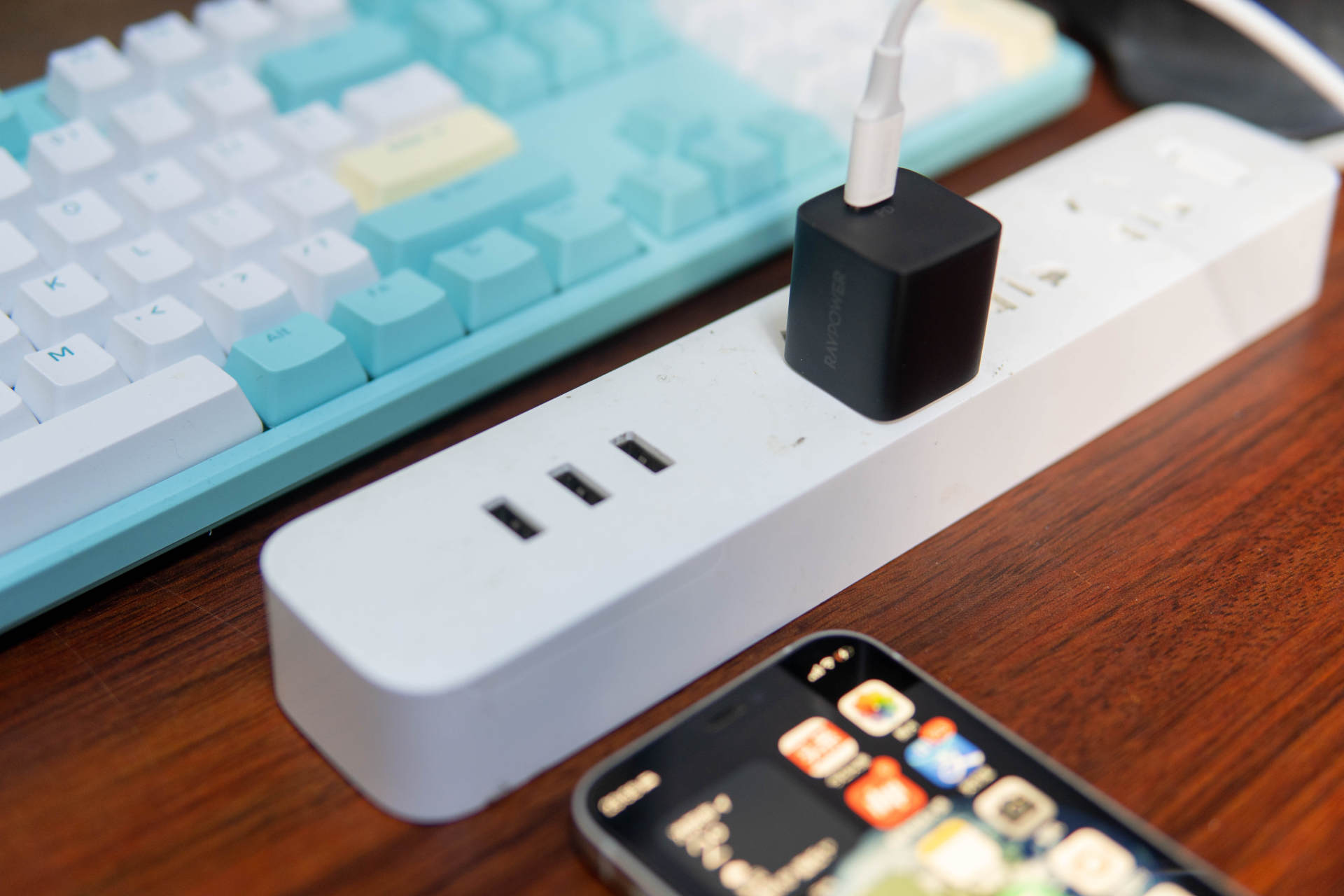 iPhone 13的充电好搭档，RAVPower 20w快充体积竟然和五福一安相同