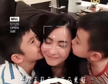张柏芝被俩儿子甜蜜亲吻！14大儿子留胡子变化大，一头卷发侧脸帅