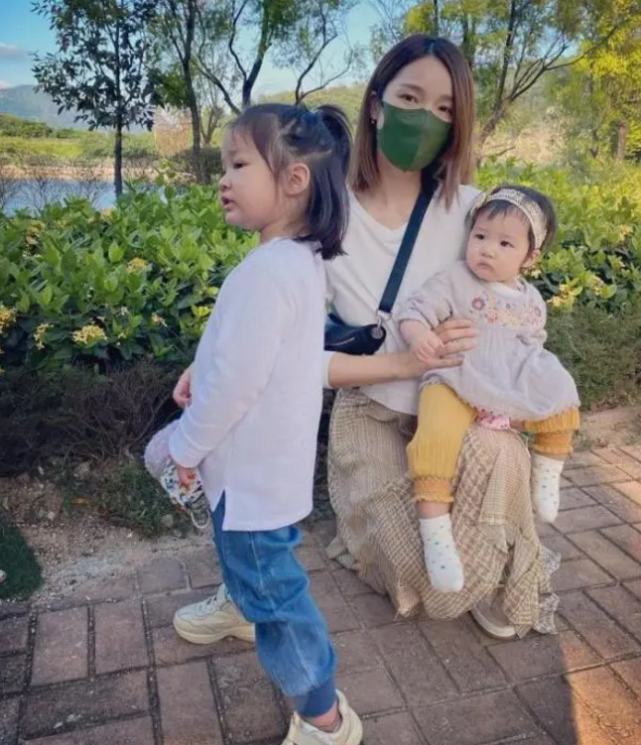 全家逐渐蓝化！王祖蓝带妻女玩模仿，Gabby模仿到位一脸得意