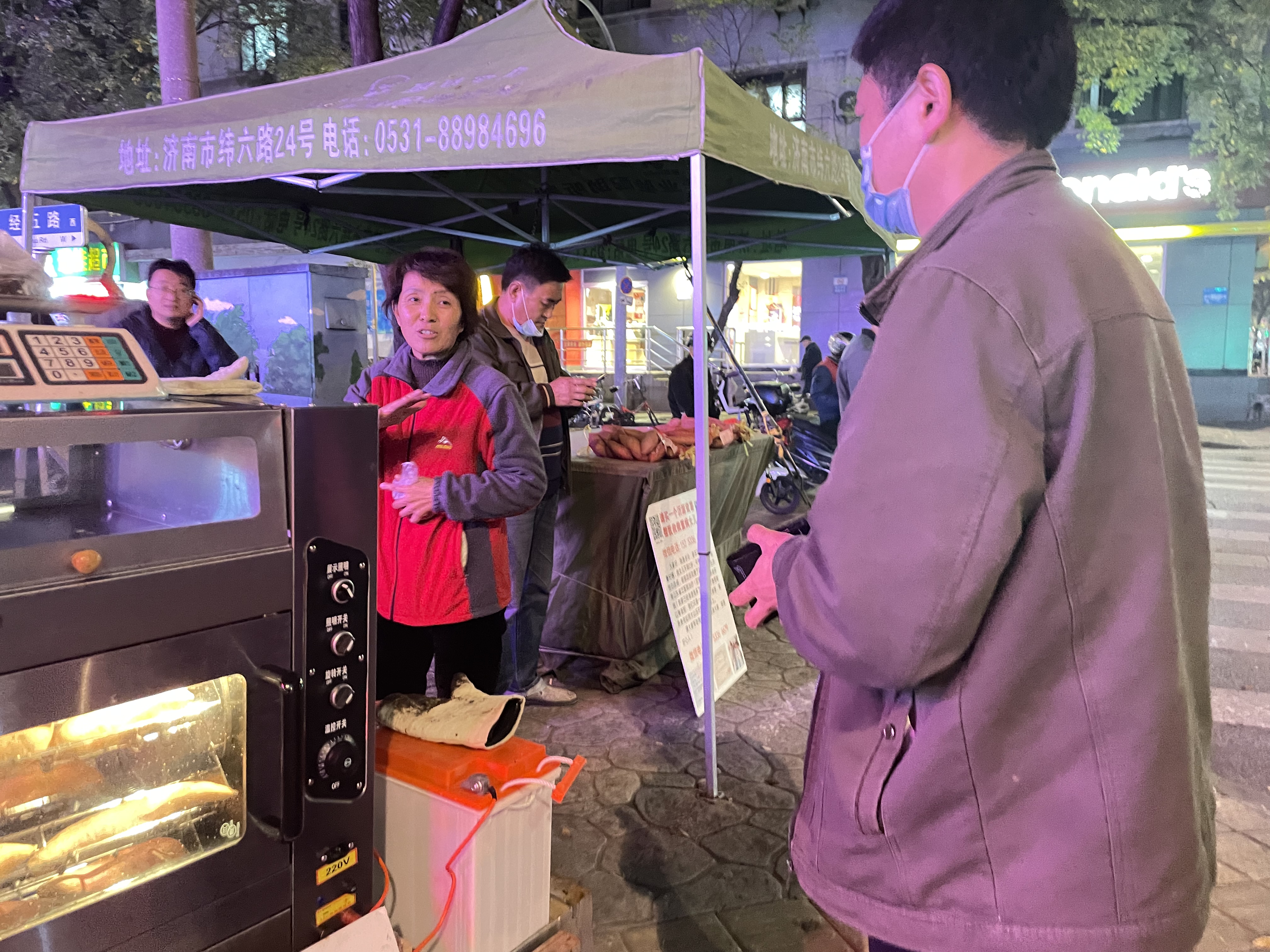 “买一个沂源蜜薯，救救重病女儿”，男子在济南街头卖蜜薯，救治血癌女儿！爱心人士助力买薯