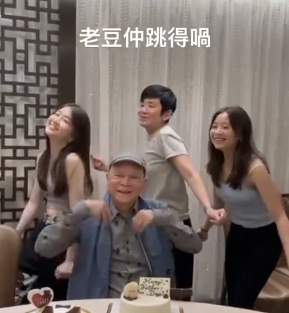 吴君如带丈夫女儿回母校，陈可辛厚底鞋抢镜，女儿身高快赶上妈妈