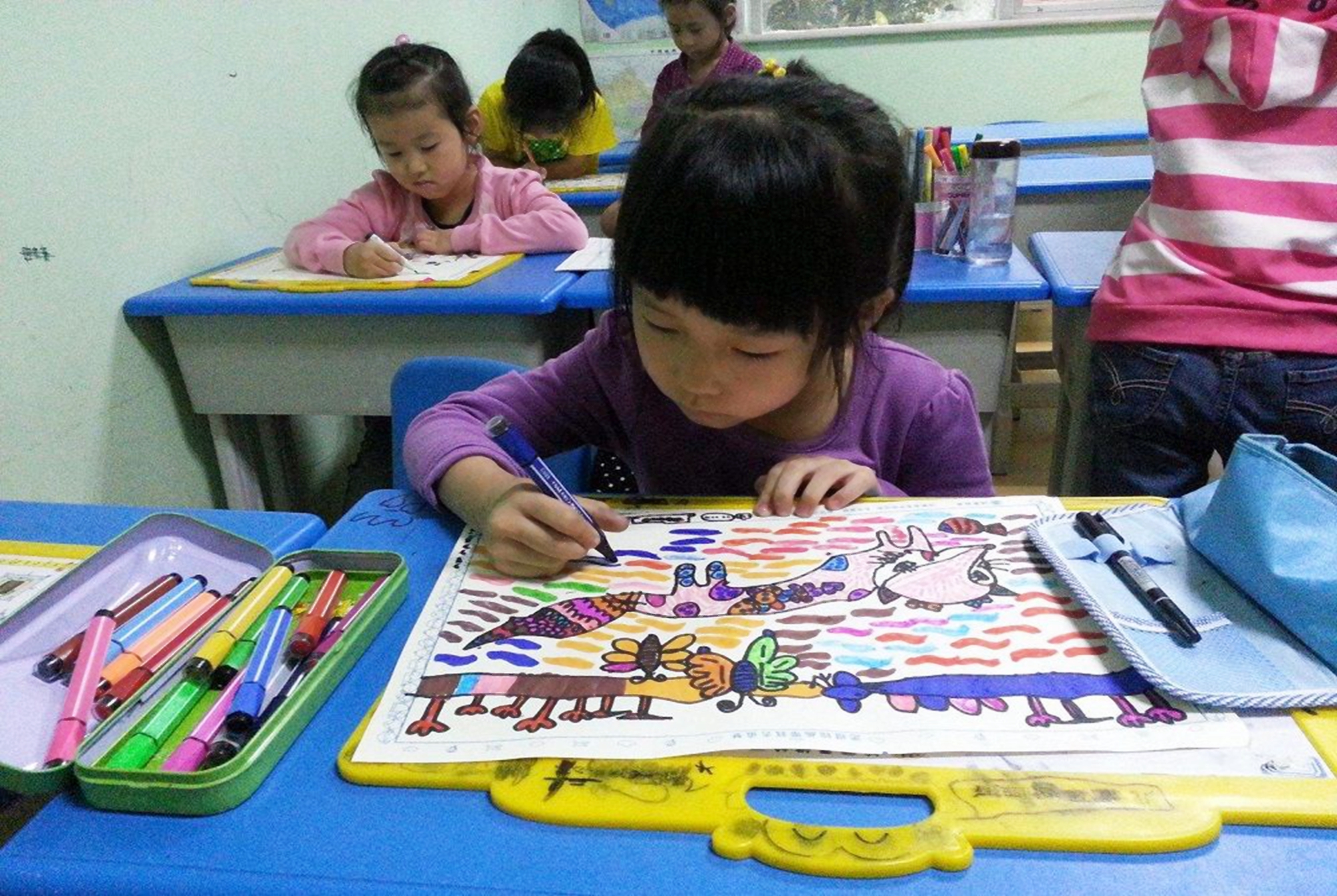 小学生“画妈妈睡姿”走红，老师笑评，真爱还是偷工减料一目了然