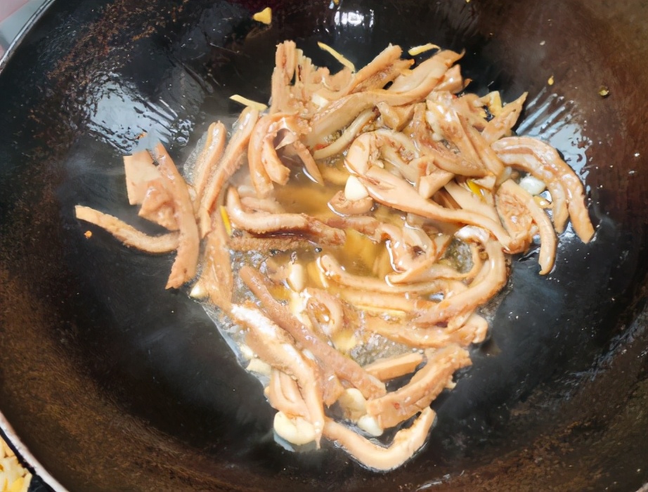 青椒和牛肚是绝配，简单一炒下饭下酒特鲜美，宁可不吃肉也要吃