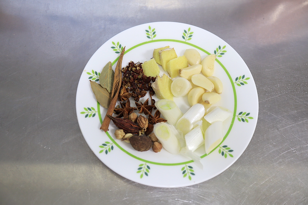 红烧牛肉别老用土豆，三伏天解馋要放它，1元1斤水灵灵不上火