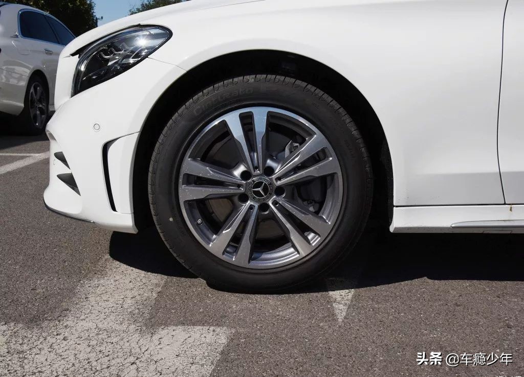 30.78万起！新款奔驰C 200 L上市，这回宝马3系全面胜出？