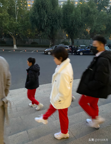 大佬!全红婵裹大衣捧保温杯走出老干部气派,军神吕小军当贴身保镖