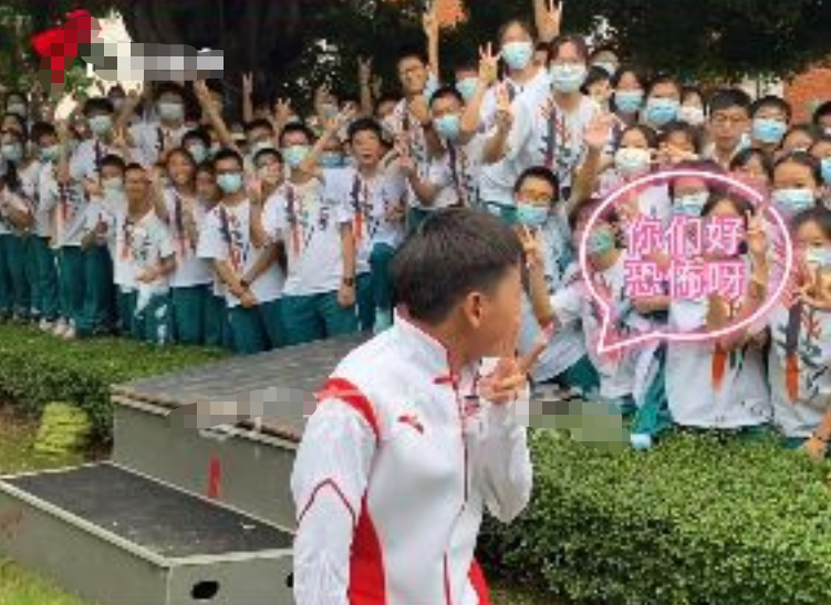 全红婵有多讨喜？出席活动跑来跑去，一句话让众人破功大笑不停