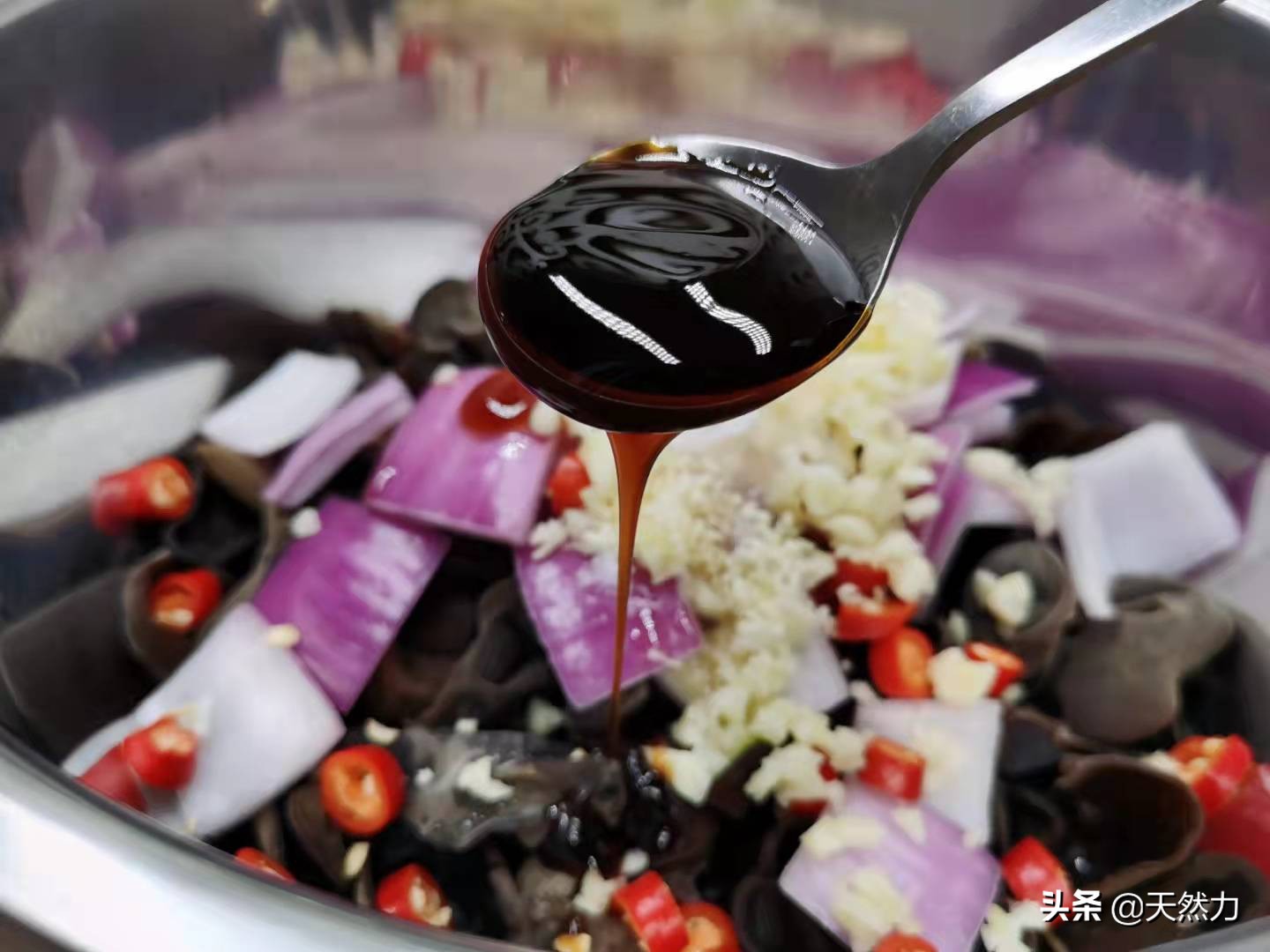 饭店的洋葱拌木耳是怎么做出来的，告诉你步骤和技巧，收藏好哦