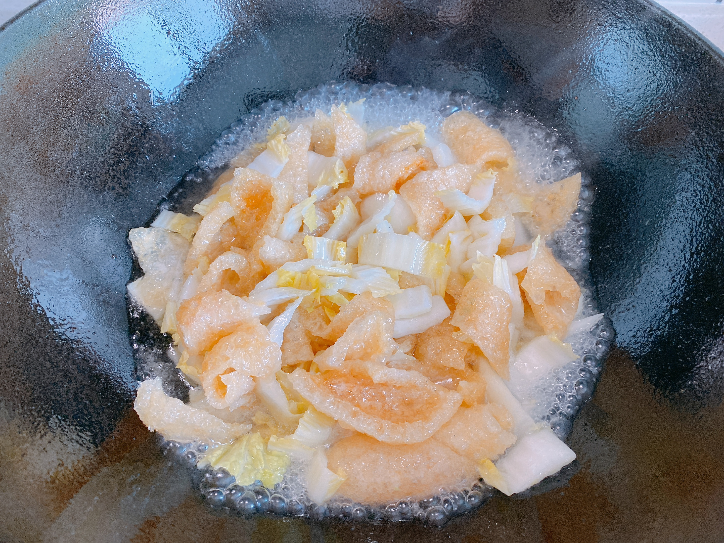 猪皮这样做太香了，加点白菜，吸饱汤汁咸香入味，爽滑劲道超下饭