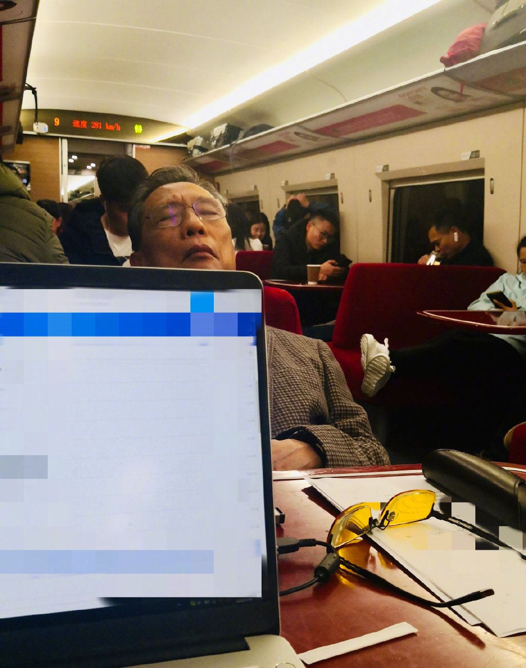张涵予与钟南山夫妇合影,84岁钟老身材挺拔,袁泉在旁气质温婉