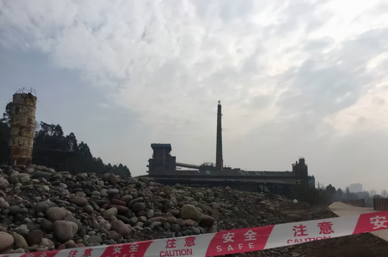 砰的一声巨响，眉山这座53米的烟囱垮了下来，到底是怎么回事呢？