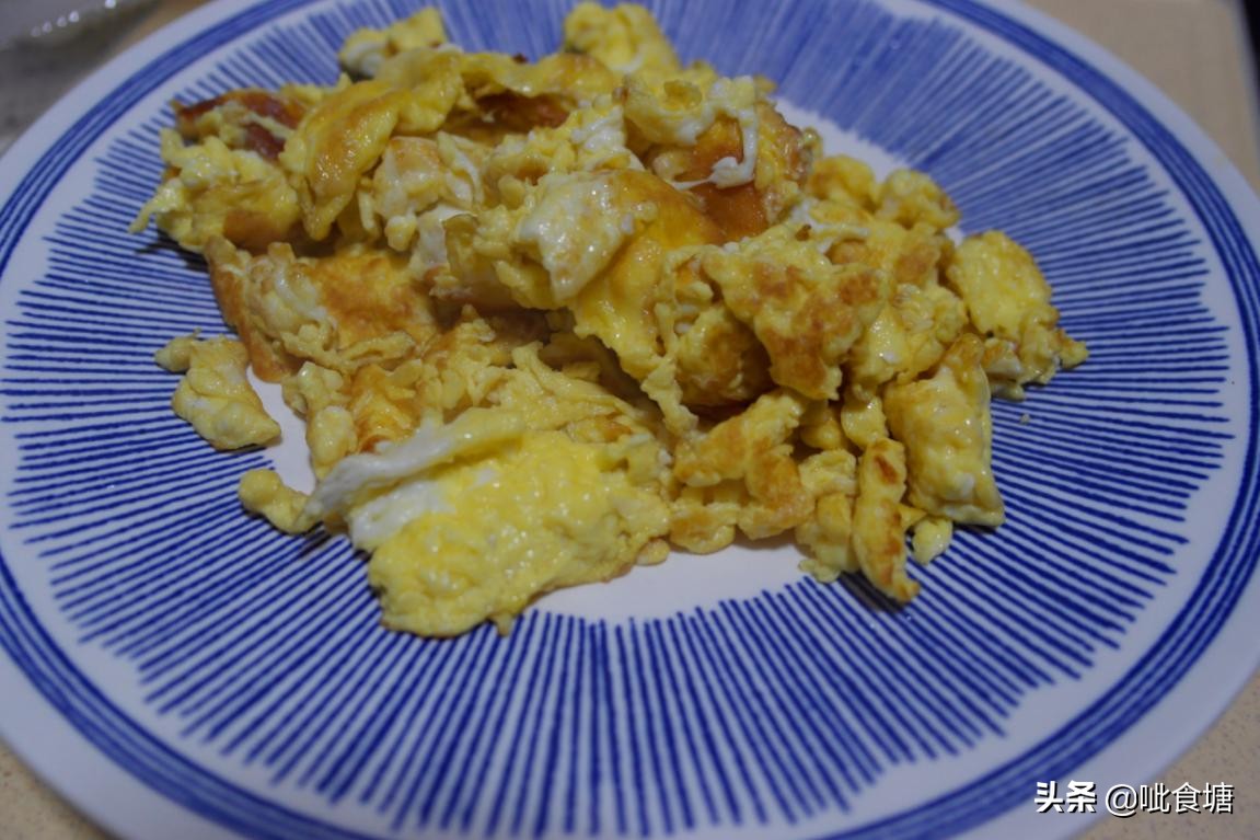 鸡蛋新吃饭，和茼蒿炒一起好吃又润肠，冬天要多吃，做法简单