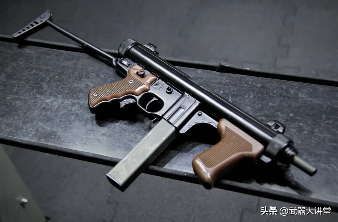正宗意大利货，包络式枪机设计，稳定性极佳的伯莱塔M12冲锋枪