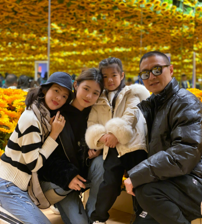 章子怡晒出游照，全家抱团取暖，继女小苹果坐中间家庭地位提升