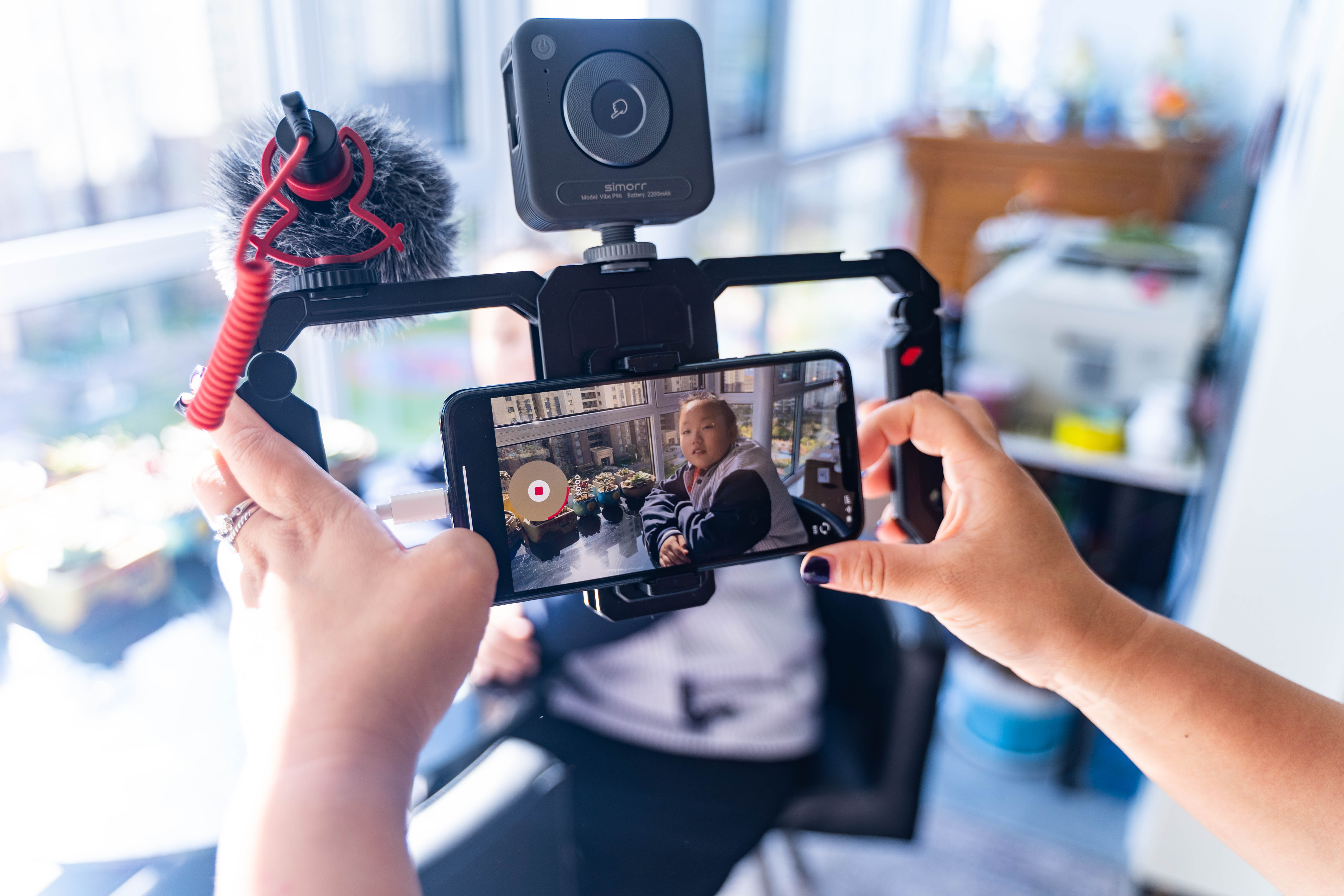 怎么用手机拍出大片？斯莫格手机折叠拓展框为视频创作者助力