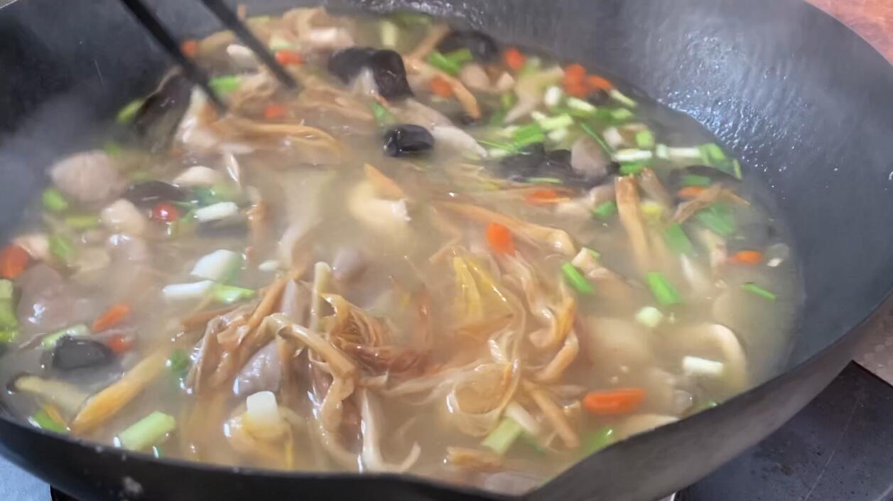 5月不要错过这道蘑菇汤，简单一做，鲜香美味，好吃到停不下来