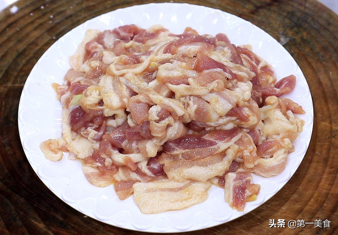 孜然肉片怎么做好吃还嫩（孜然猪肉片的东北做法窍门）