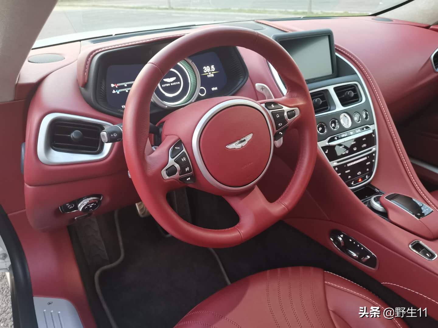 优雅、绅士于一身，亲测阿斯顿-马丁DB11 V8 Coupe