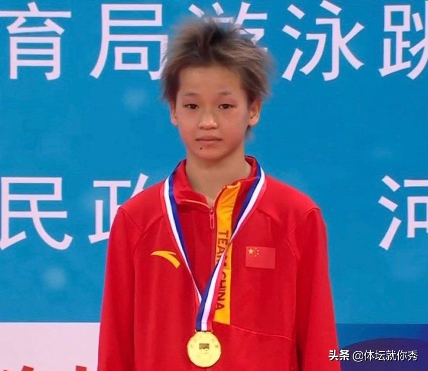 刺猬头扎眼！全红婵去办身份证，站父亲旁边太羞涩，像个叛逆少年