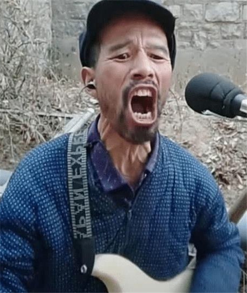 55岁农民大叔凭借一把破吉他，成功走红网络