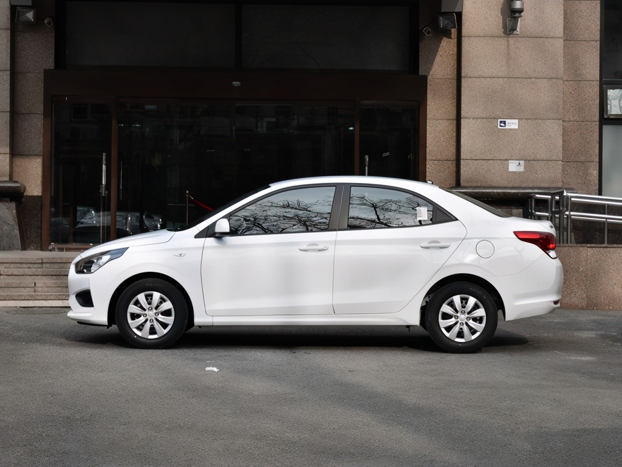 预算不足想买车？现代瑞纳顶配才7万出头，油耗低、颜值高，合资货