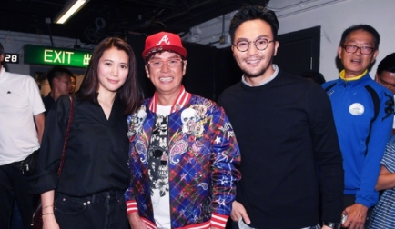 袁咏仪伪装成工作人员探班老公张智霖，真人又瘦又高，气场超强