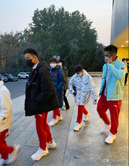 大佬!全红婵裹大衣捧保温杯走出老干部气派,军神吕小军当贴身保镖