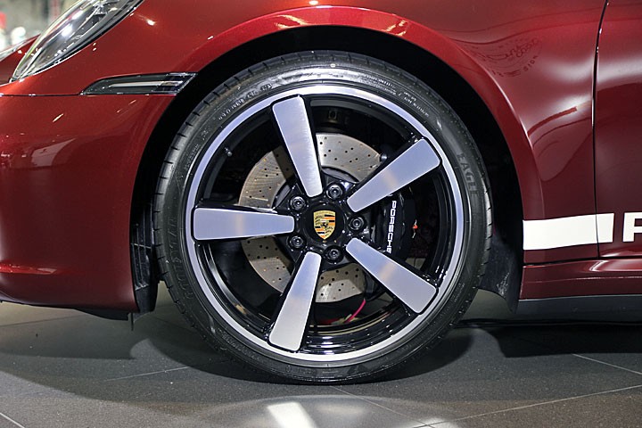 深怕不够卖的保时捷，实拍全球限量992辆的992 Targa