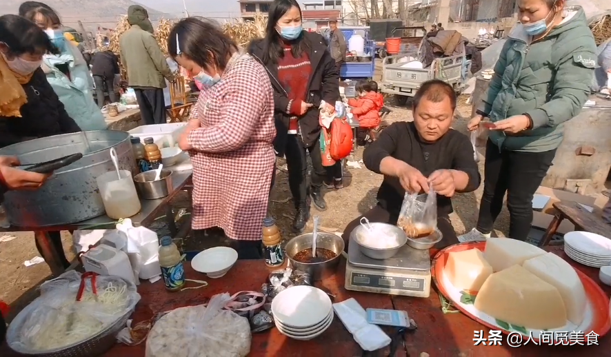 山东夫妻在农村卖凉粉凉皮，5元一份用手做砧板，一天收入2000元