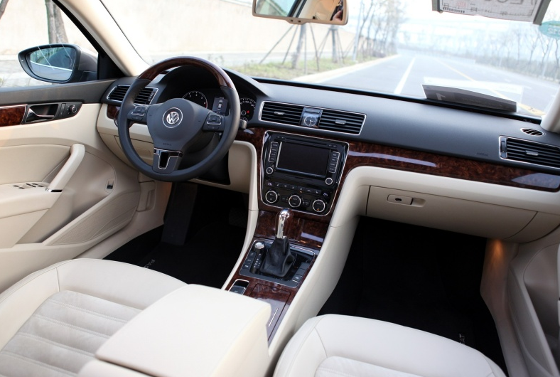帕萨特3.0 V6内饰感受下，比新款沉稳耐看