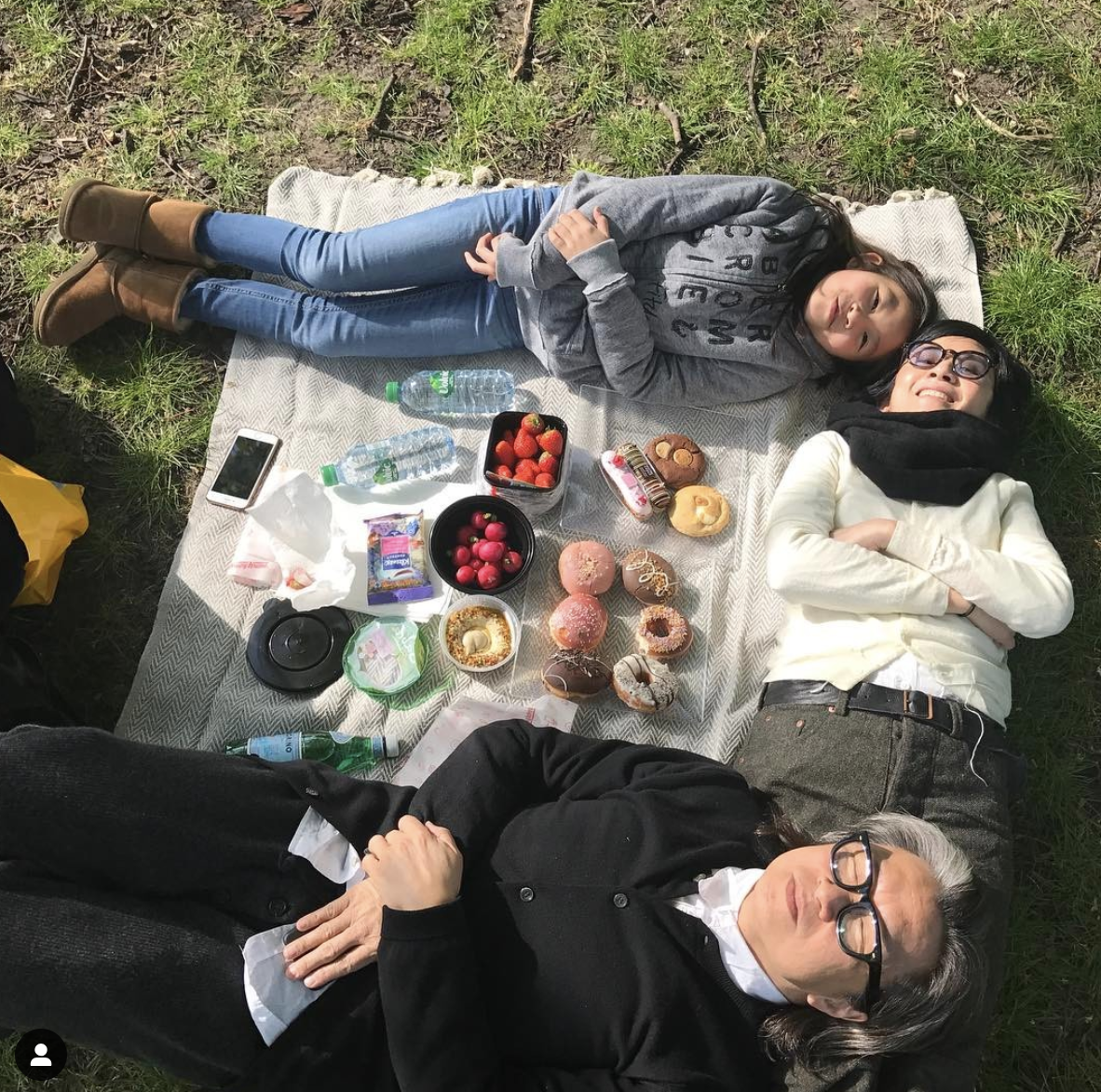 吴君如带丈夫女儿回母校，陈可辛厚底鞋抢镜，女儿身高快赶上妈妈