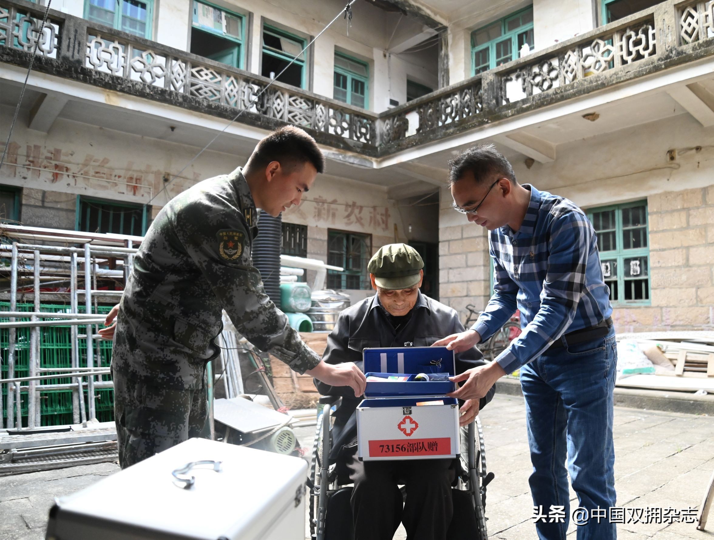 73156部队军医带着血压监测仪,血糖仪等医疗设备,先为老人做了一次