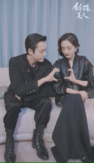 杨幂陈伟霆拍双人大片，方诸海市戏外比心，直播互动花式撒糖