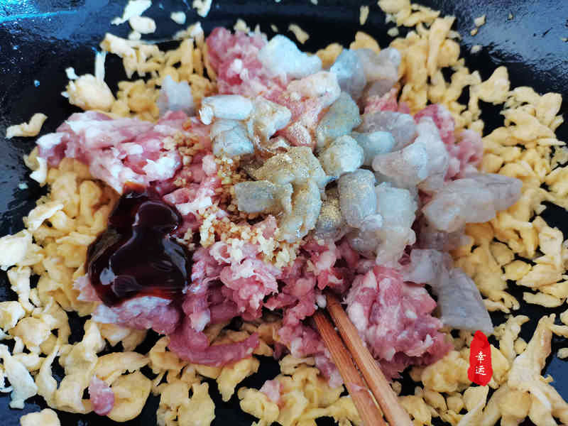 薄皮大馅的三鲜馅饺子，咬一口就能吃到虾仁，口感鲜香好解馋