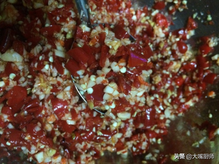 贵州大娘教你做辣椒酱，别只会放盐，多放2样味道香，放1年不长毛