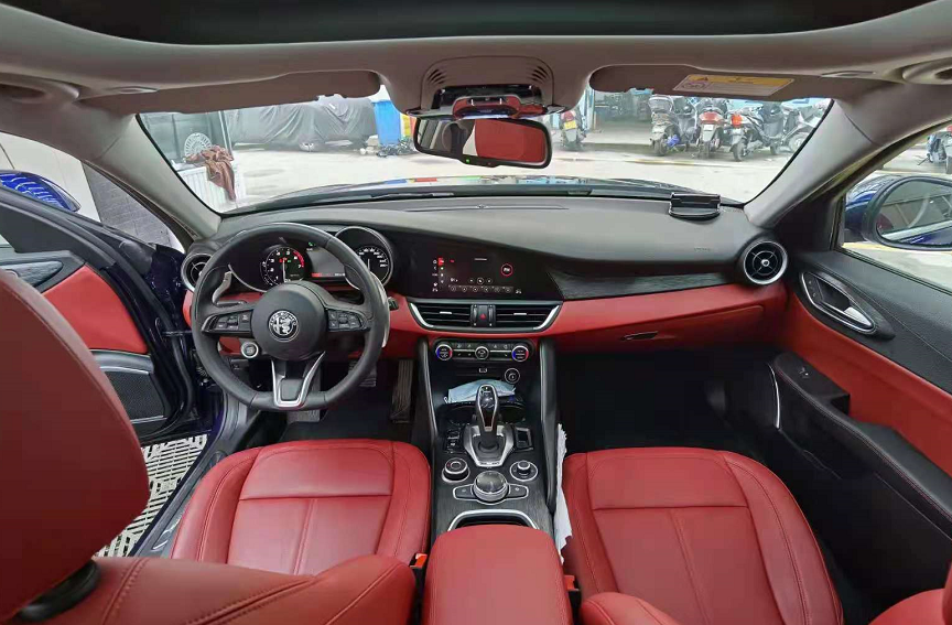 连降10万！体验阿尔法·罗密欧Giulia，2.0T+8AT，内饰跑车范