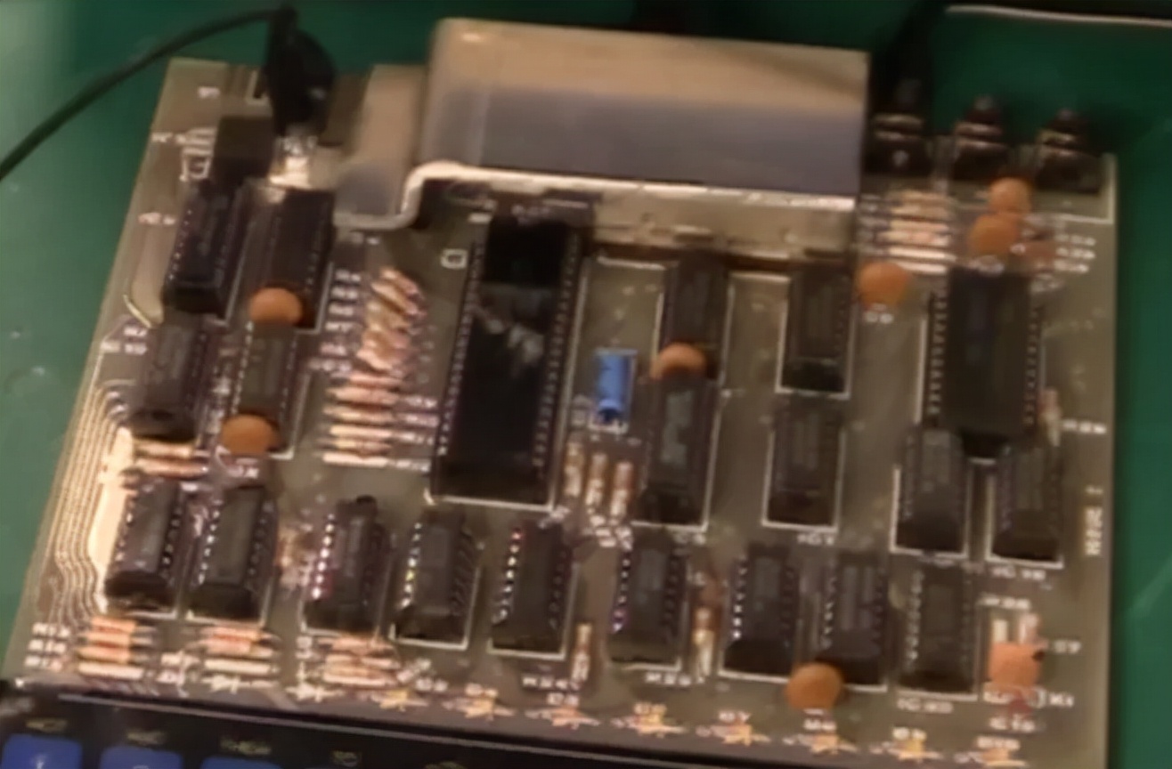 这个大佬把价格打下来后，有几百万人用上了电脑