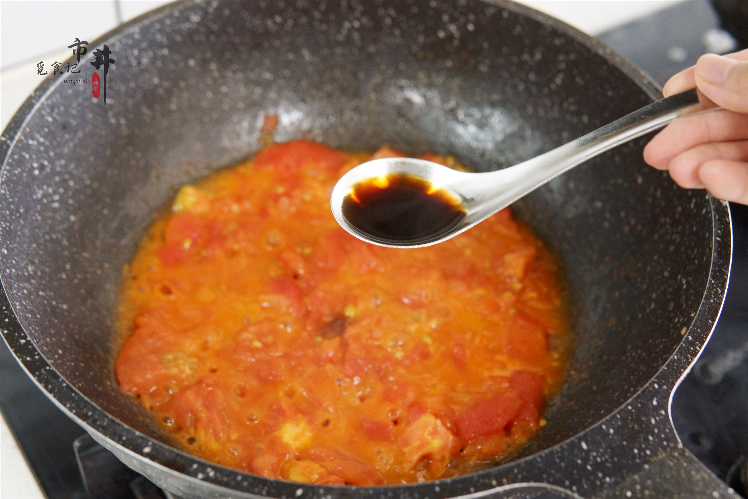 難怪飯店的西紅柿炒雞蛋好吃，多加了2味料，香味一下子濃郁起來