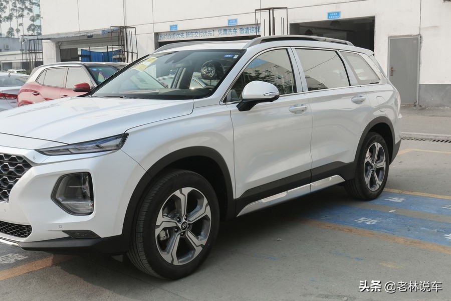 中型SUV胜达“跳水”，最高降5万，这价格不考虑汉兰达